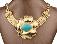Maxi colar dourado com flor azul