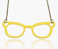 Colar longo com oculos amarelos