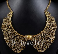Maxi colar dourado em forma de gola super trabalhado