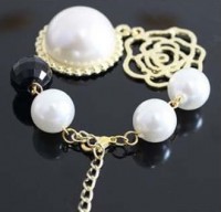 Pulseira branca e dourada