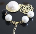 Pulseira branca e dourada